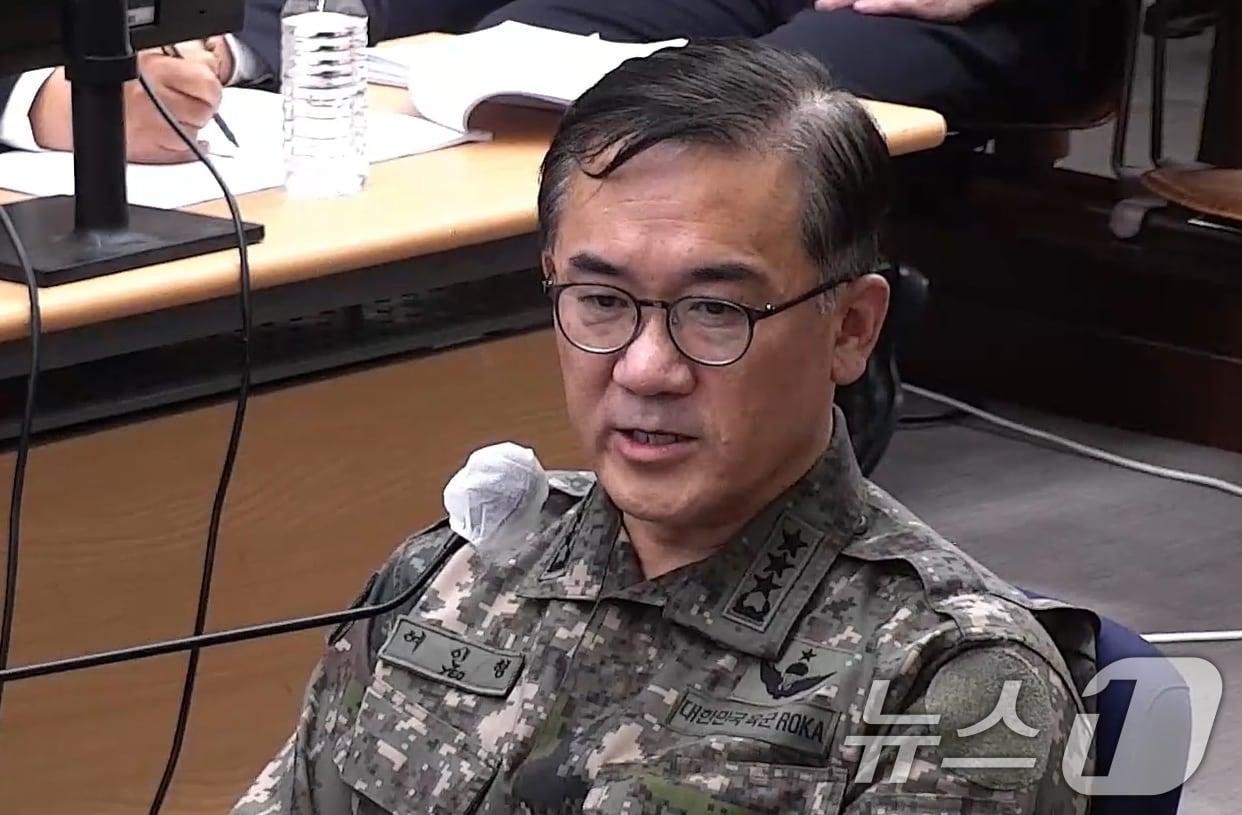 본문 이미지 - 여인형 전 국군방첩사령관이 24일 서울 서초구 서울중앙지법에서 열린 윤석열 전 대통령의 내란 우두머리 혐의 재판에 증인으로 출석해 발언하고 있다. &#40;서울중앙지법 제공. 재판매 및 DB 금지&#41; 2025.11.24/뉴스1