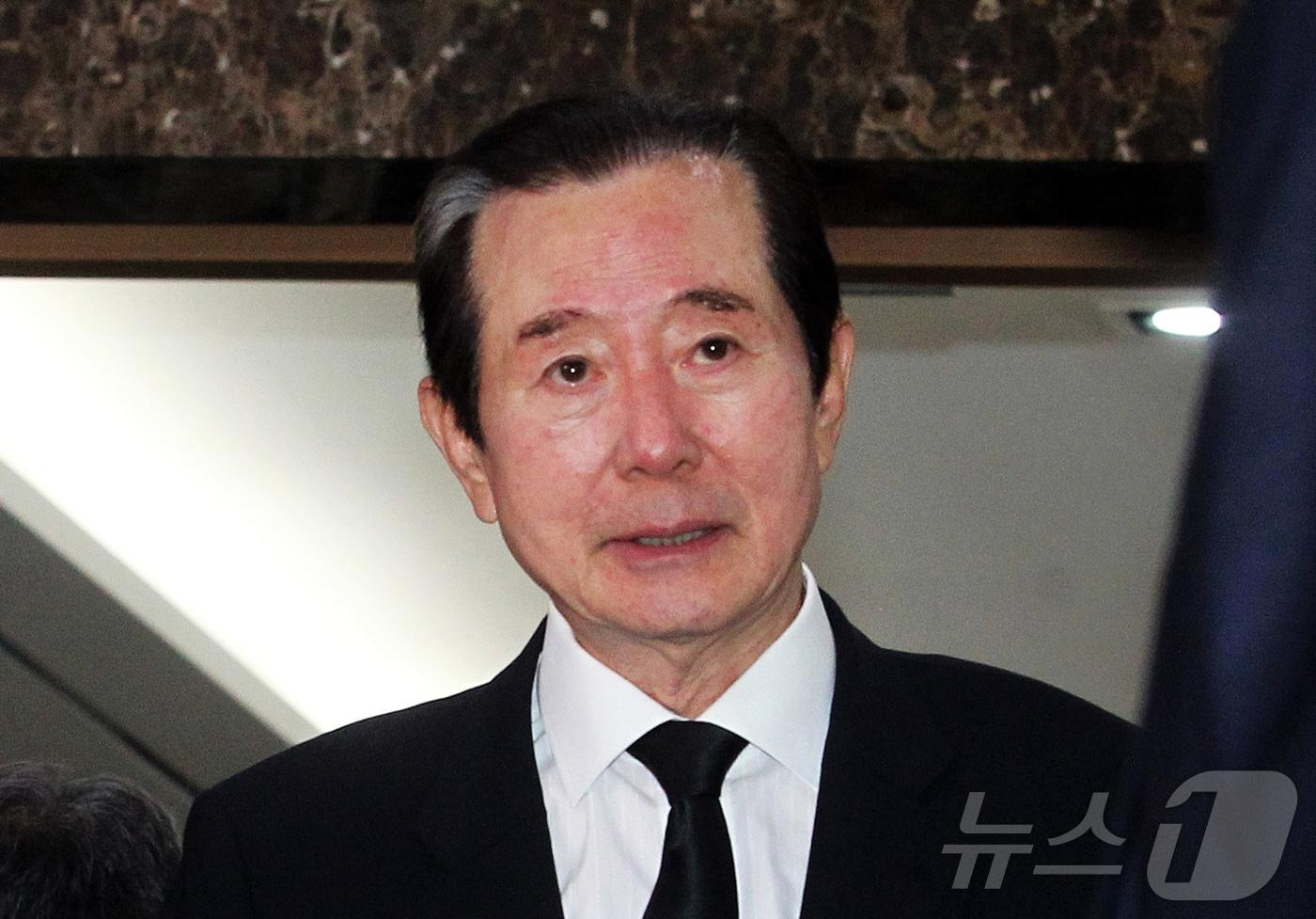 1970∼1980년대 인기 아나운서 출신으로 3선 의원과 당 대표를 역임한 변웅전 전 의원이 지난 23일 밤 향년 85세 일기로 세상을 떠났다고 유족이 24일 전했다. 사진은 지난 2018년 김종필 전 국무총리의 빈소에서 조문을 마치고 나오는 변 전 의원. (뉴스1 DB) 2025.11.24/뉴스1