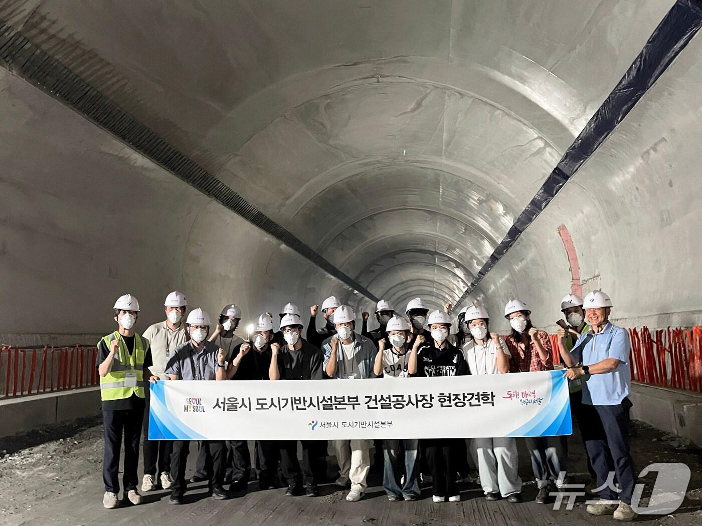 본문 이미지 - 올해 상반기 건설공사장 현장견학 모습.&#40;서울시 제공&#41;