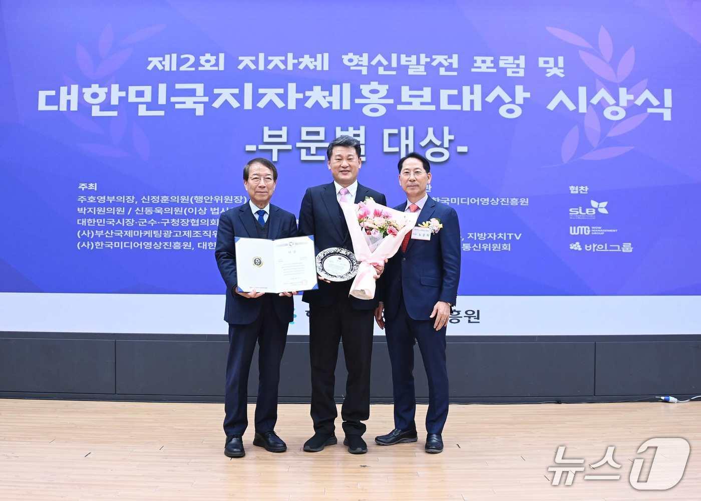 본문 이미지 - 김성수 해운대구청장(사진 가운데)이 대한민국지자체홍보대상을 수상하고 기념 촬영하고 있다.(해운대구 제공. 재판매 및 DB금지)