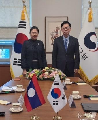본문 이미지 - 박윤주 외교부 제1차관은 24일 오후 서울 외교부 청사에서 풍사뭇 안라완 라오스 외교부 차관과 회담을가졌다. 2025.11.24. (외교부 제공) 