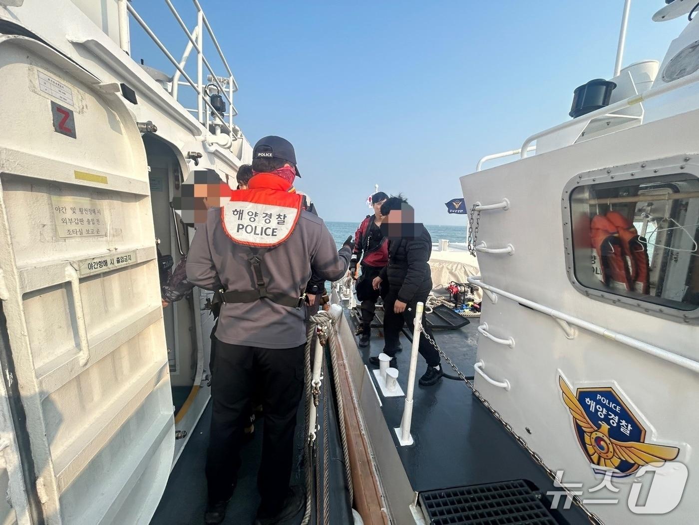 본문 이미지 - 24일오후 1시 45분께 전북 부안군 왕등도 인근 해상에서 낚시 영업하던 선박이 침수돼 해경에 의해 구조됐다.(부안해양경찰서 제공. 재판매 및 DB금지)
