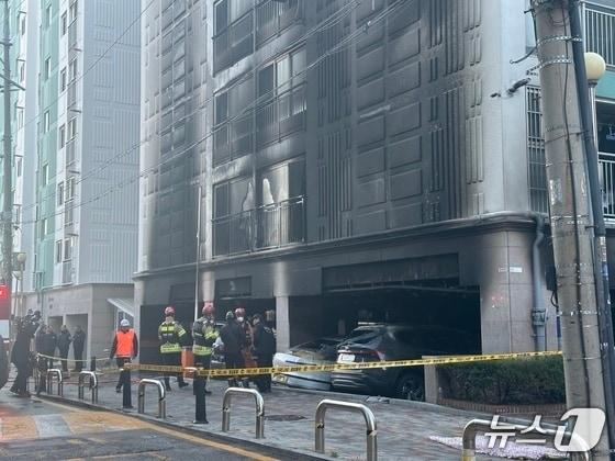 본문 이미지 - 지난 21일 서울 양천구의 9층짜리 아파트 1층에서 화재가 발생해 90명이 대피하거나 구조됐다. 경찰은 이날 오후 6시 30분쯤 피의자 76세 남성 A 씨를 긴급체포했다. 2025.11.21 뉴스1/ 강서연 기자