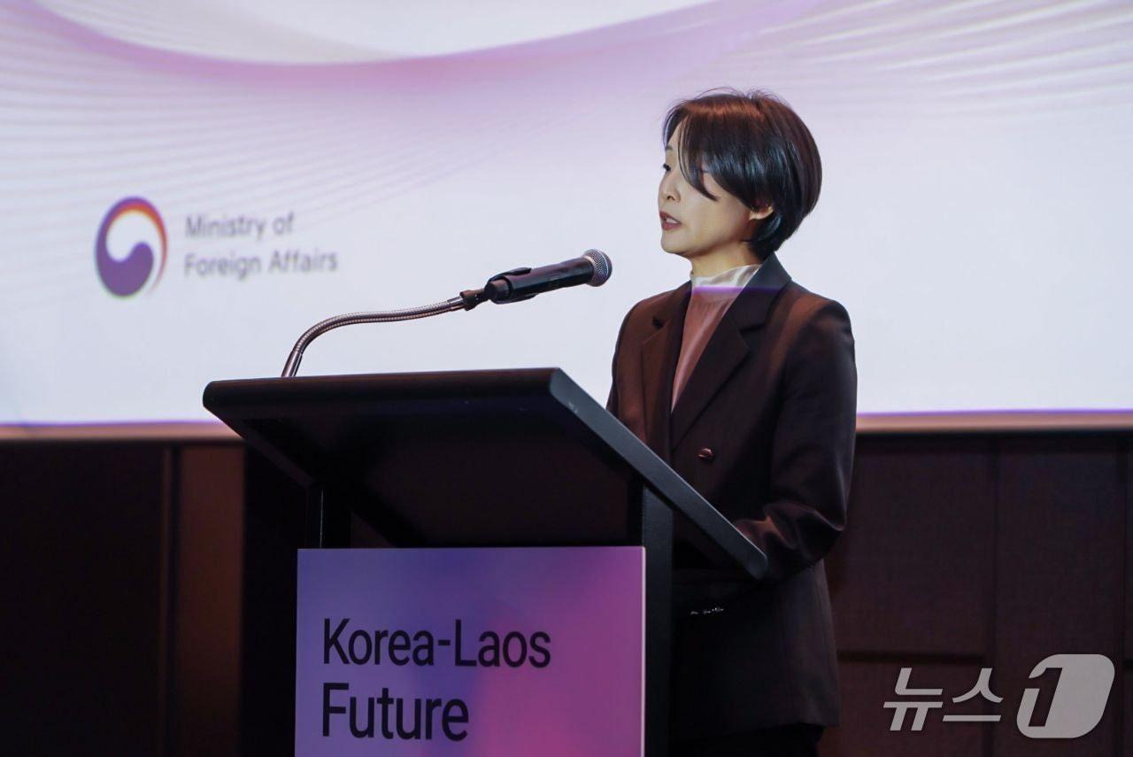 본문 이미지 - 정의혜 외교부 차관보가  24일 서울에서 한-라오스 재수교 30주년을 기념한 ‘한-라오스 미래포럼’'에서 개회사에 나섰다. 2025.11.24. (외교부 제공)