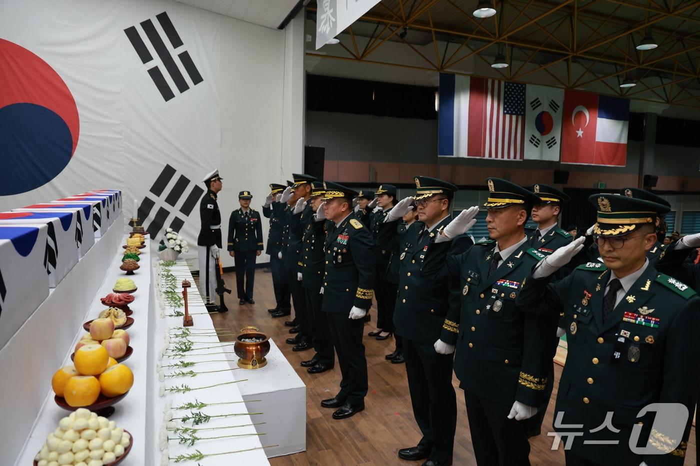 육군 제 36보병사단의 &#39;2025년 6·25 전사자 발굴유해 합동 영결식&#39;이 24일 강원 원주시에 위치한 사단의 백호강당에서 거행됐다. &#40;육군 제36보병사단 제공. 재판매 및 DB금지&#41; 2025.11.24/뉴스1