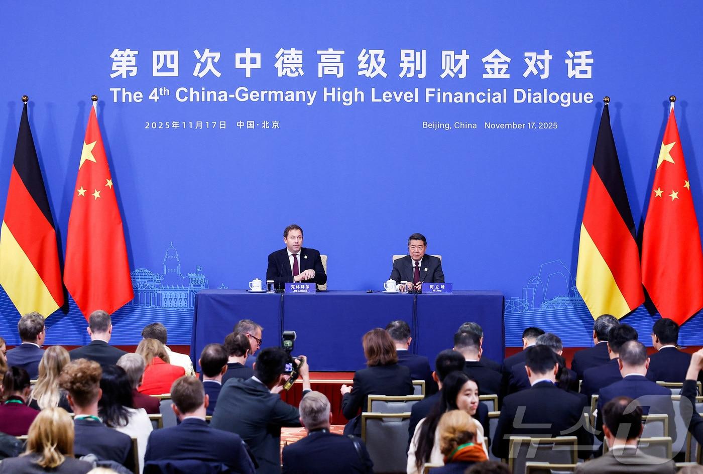 라르스 클링바일 독일 재무장관과 허리펑 중국 부총리가 17일 베이징에서 회담한 후 공동 기자회견을 열고 있다. 2025.11.17 ⓒ 로이터=뉴스1 ⓒ News1 강민경 기자