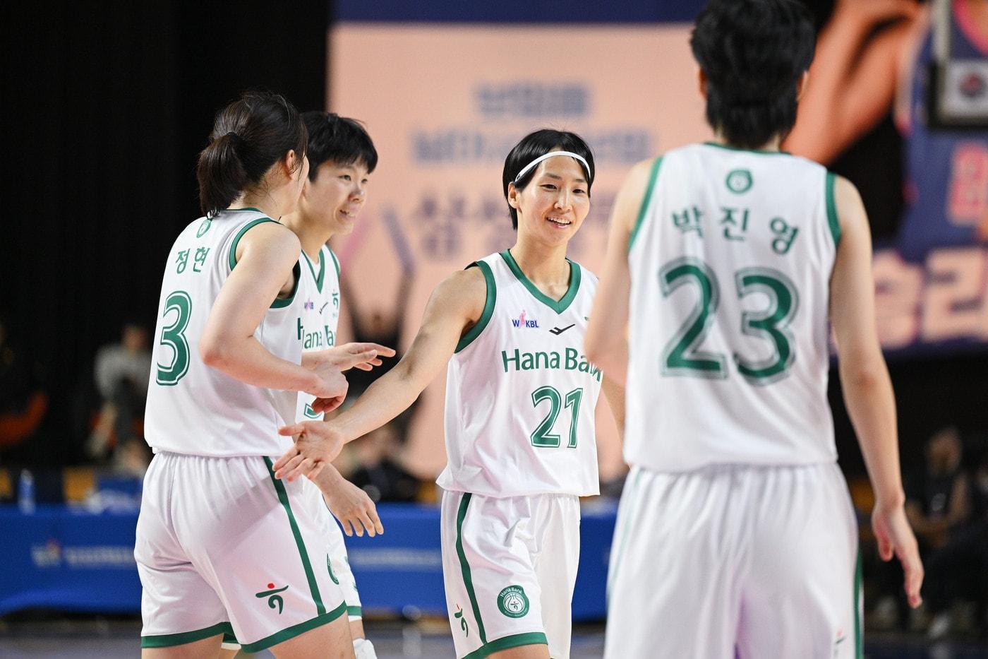 이이지마 사키&#40;가운데&#41;와 부천 하나은행 선수들. &#40;WKBL 제공&#41;