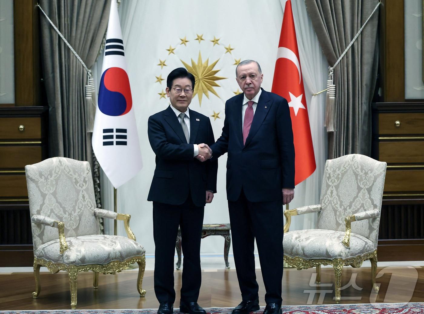 본문 이미지 - 이재명 대통령이 24일&#40;현지시간&#41; 튀르키예 앙카라 대통령궁에서 열린 공식 환영식에서 에르도안 튀르키예 대통령과 악수하고 있다. 2025.11.25 ⓒ 로이터=뉴스1
