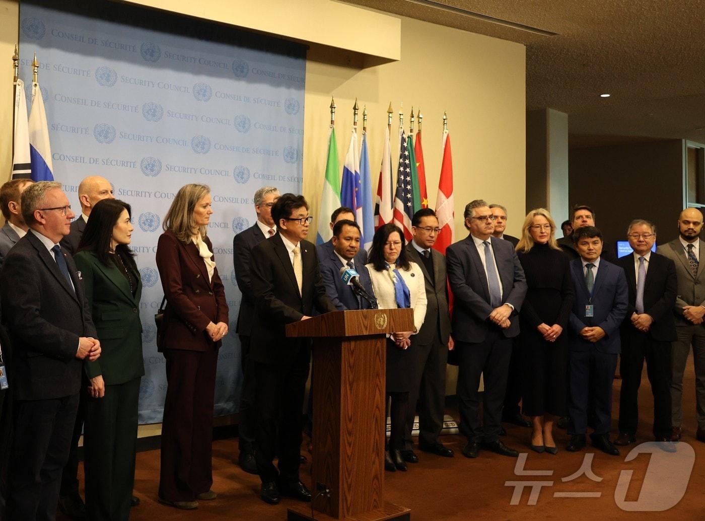 본문 이미지 - 차지훈 주유엔대사가 24일&#40;현지시간&#41; 미국 유엔본부에서 열리는 인신매매 대응 고위급 회의에 앞서 약식 기자회견을 열고 온라인 스캠 등 기술을 이용한 인신매매 대응을 촉구하는 공동 언론 발언문을 낭독하고 있다.&#40;주유엔대표부 제공, 재판매 및 DB금지&#41; 2025.11.24. ⓒ News1 류정민 특파원