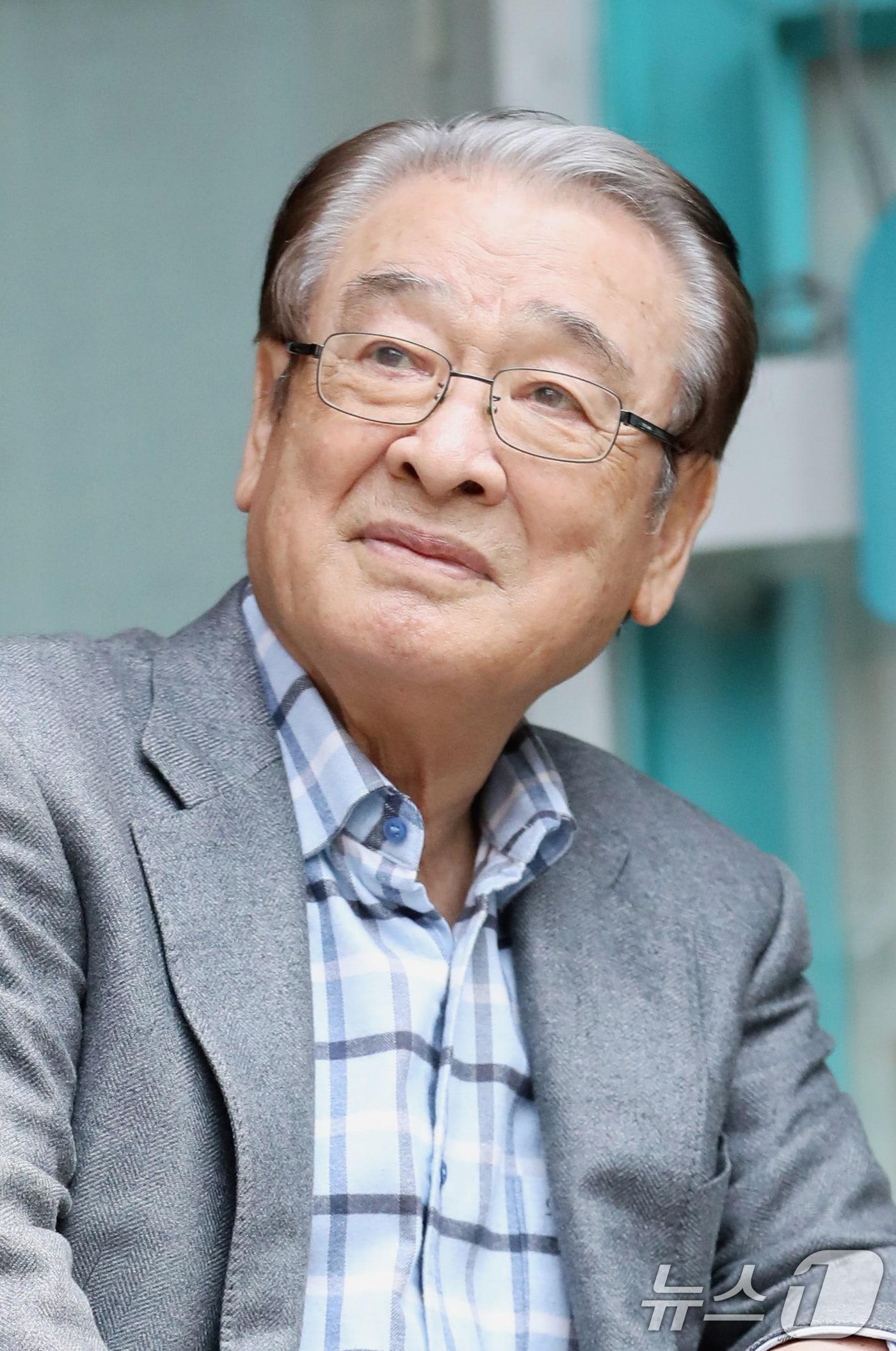 본문 이미지 - 70년간 연기 인생을 이어오며 세대를 넘어 사랑받은 배우 이순재가 25일 새벽 91세 일기로 별세했다. 지난해부터 건강이 약해진 그는 병원 치료를 받으며 복귀에 힘썼지만 결국 유명을 달리했다. (뉴스1 DB) 2025.11.25/뉴스1