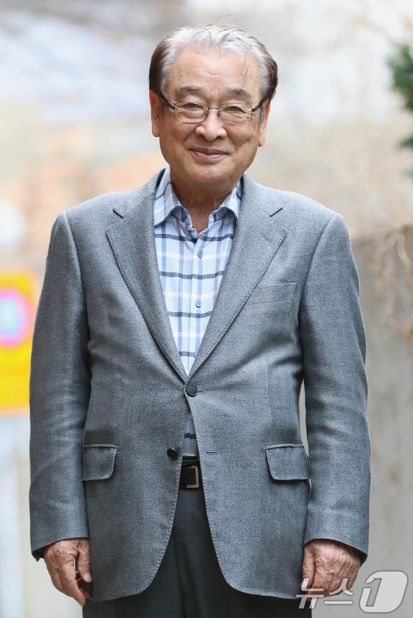 본문 이미지 - 70년간 연기 인생을 이어오며 세대를 넘어 사랑받은 배우 이순재가 25일 새벽 91세 일기로 별세했다. 지난해부터 건강이 약해진 그는 병원 치료를 받으며 복귀에 힘썼지만 결국 유명을 달리했다. (뉴스1 DB) 2025.11.25/뉴스1