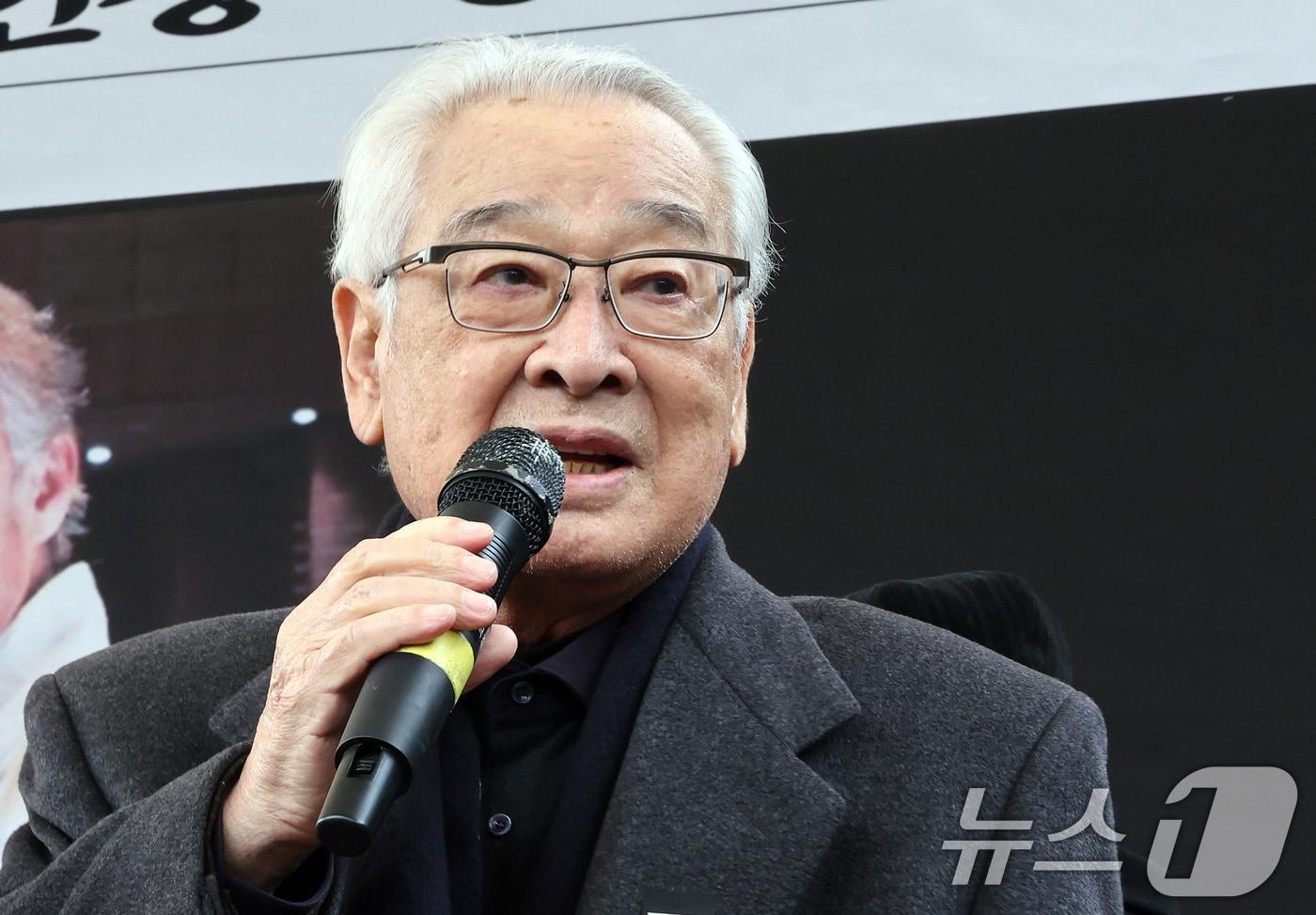 70년간 연기 인생을 이어오며 세대를 넘어 사랑받은 배우 이순재가 25일 새벽 91세 일기로 별세했다. 지난해부터 건강이 약해진 그는 병원 치료를 받으며 복귀에 힘썼지만 결국 유명을 달리했다. (뉴스1 DB) 2025.11.25/뉴스1