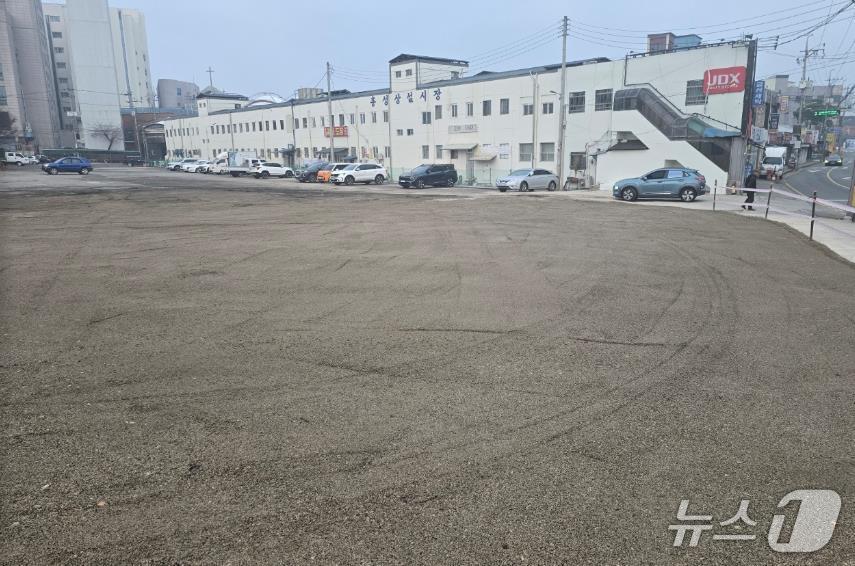 본문 이미지 - 홍성군이 추진 중인 명동상가 공영주차장 조성 부지 모습. (홍성군 제공, 재판매 및 DB금지) / 뉴스1