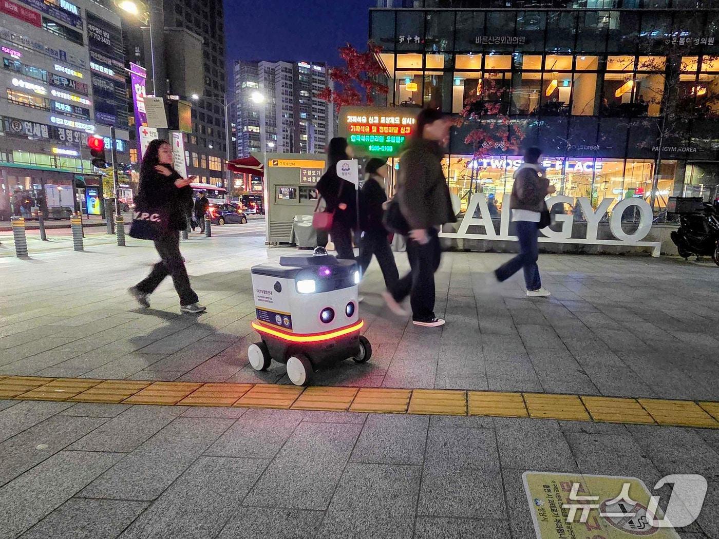 본문 이미지 - 판교역 일대를 야간 순찰 중인 경기 성남시의 스마트 순찰로봇 모습.(성남시 제공. 재판매 및 DB금지)/뉴스1