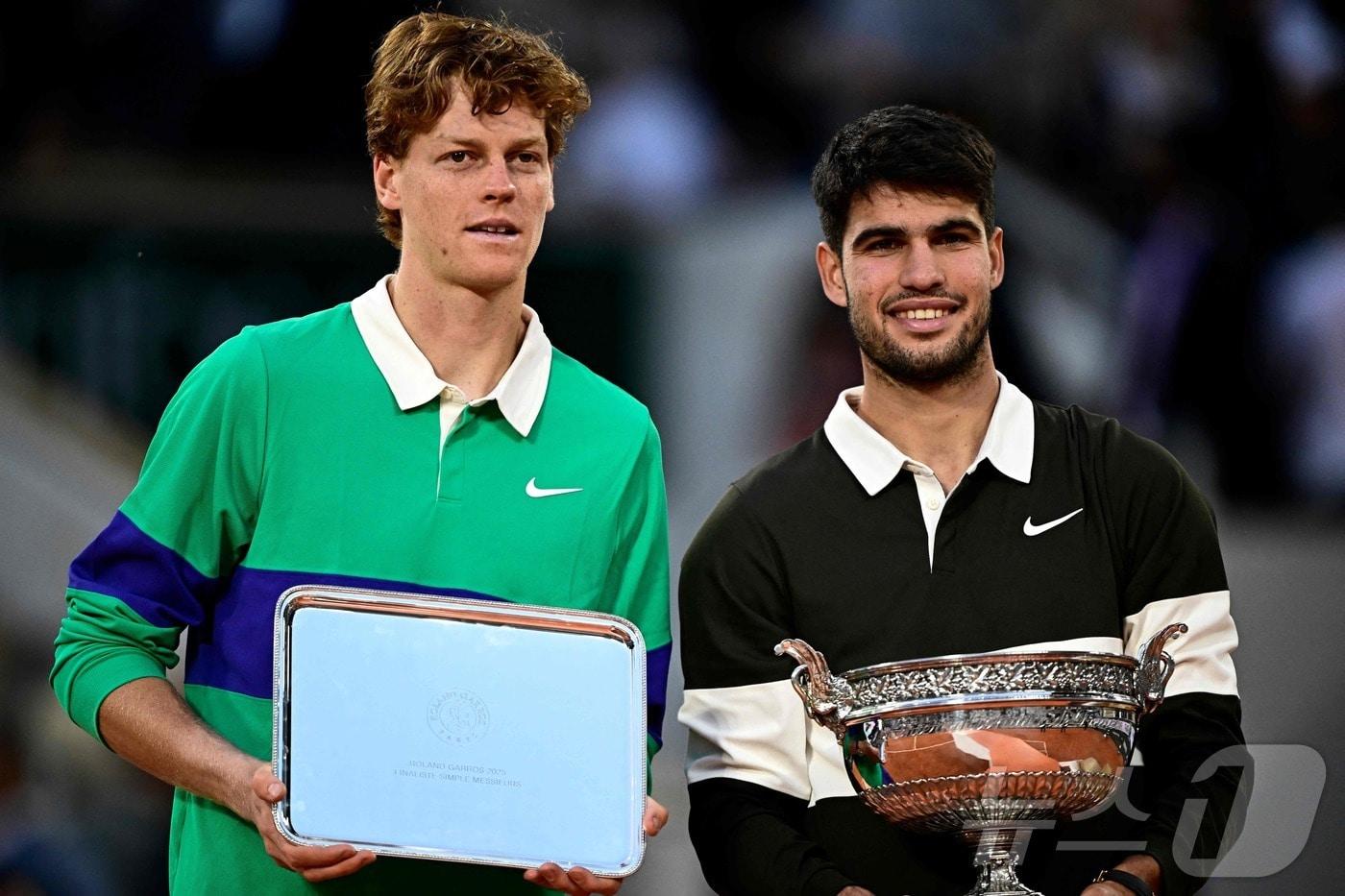 올해 프랑스오픈 우승자 알카라스&#40;오른쪽&#41;와 준우승자 신네르. ⓒ AFP=뉴스1