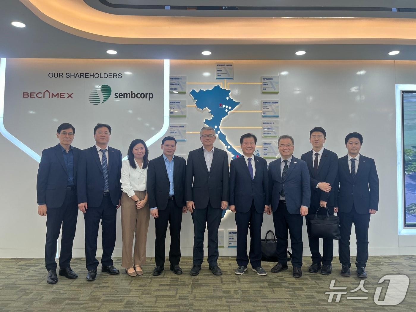 본문 이미지 - 강석진 중진공 이사장&#40;오른쪽 4번째&#41;이 베트남싱가포르산업공단 업무협약 관계자들과 기념촬영을 하고 있다. &#40;중진공 제공&#41;