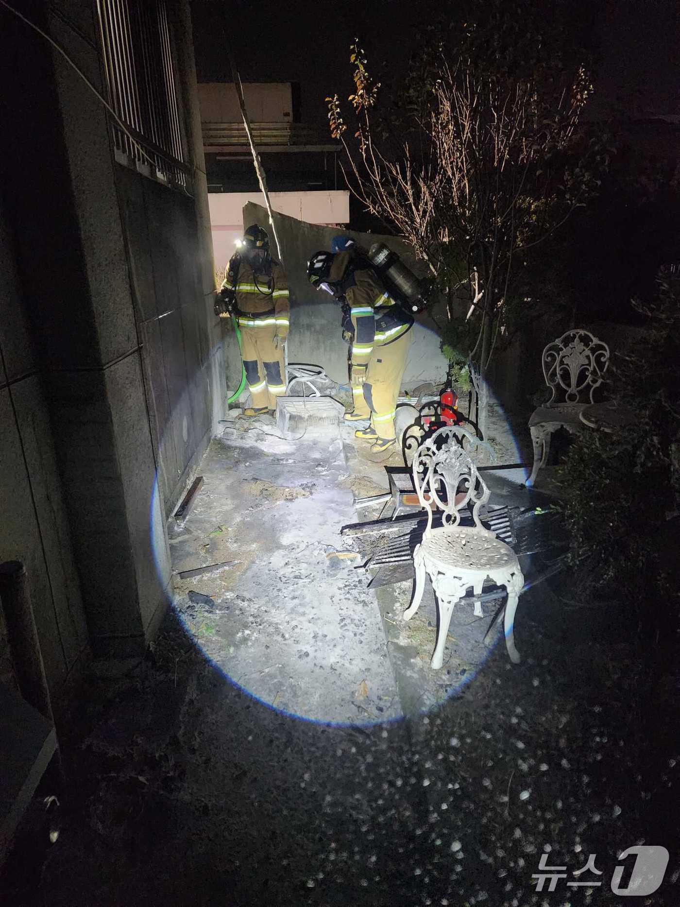 본문 이미지 - 지난 24일 오후 8시 28분쯤 강원 춘천시 조양동 행정복지센터 인근 한 2층 주택에서 발생한 화재가 15분 만에 진화됐지만, 주택 세입자인 60대 남성이 부상을 입었다. &#40;강원도소방본부 제공. 재판매 및 DB금지&#41; 2025.11.25/뉴스1