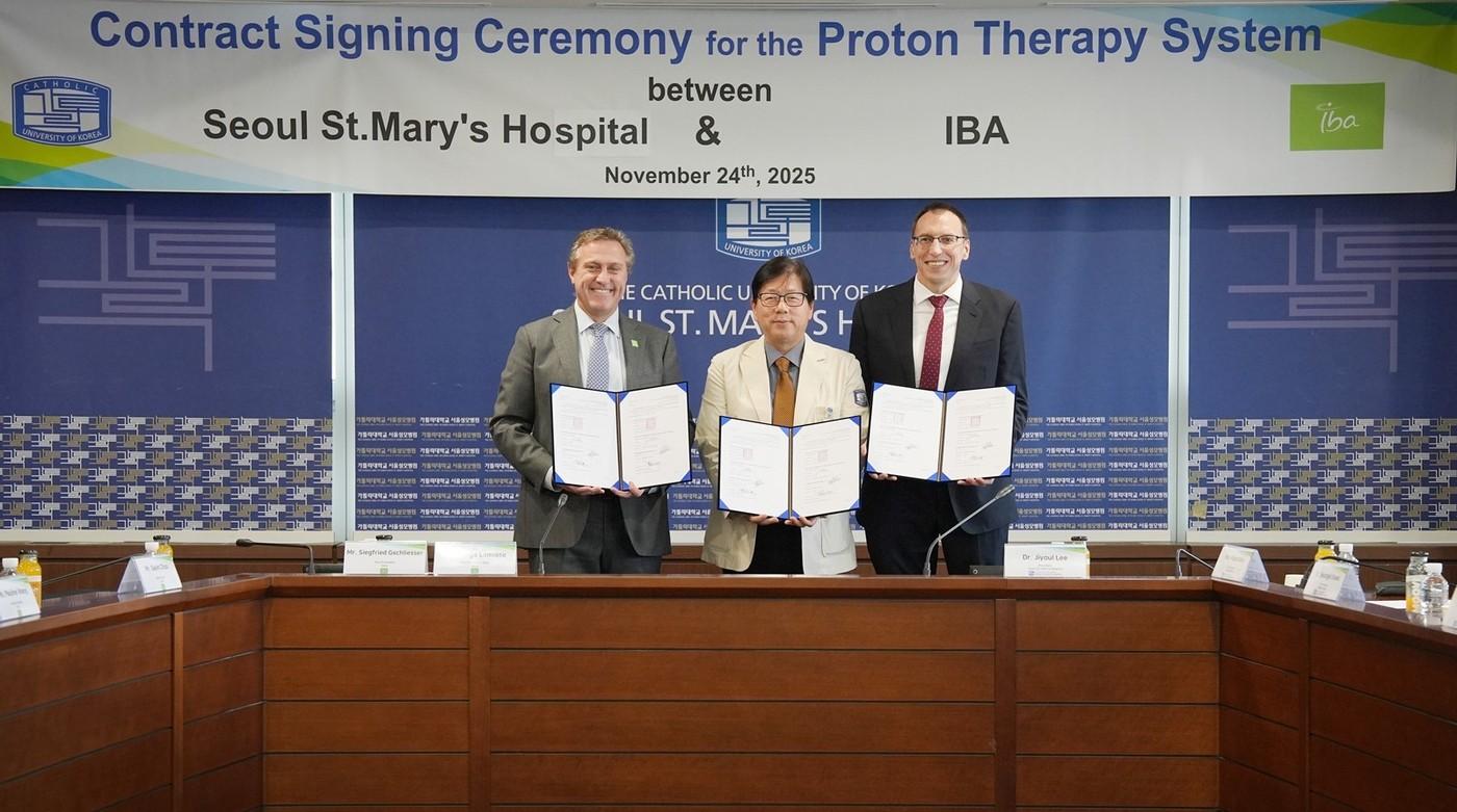 지난 24일 서울성모병원과 IBA 양성자 치료기 도입 본계약 행사에서 날인된 계약서를 들고 기념촬영을 하고 있다.(서울성모병원 제공)