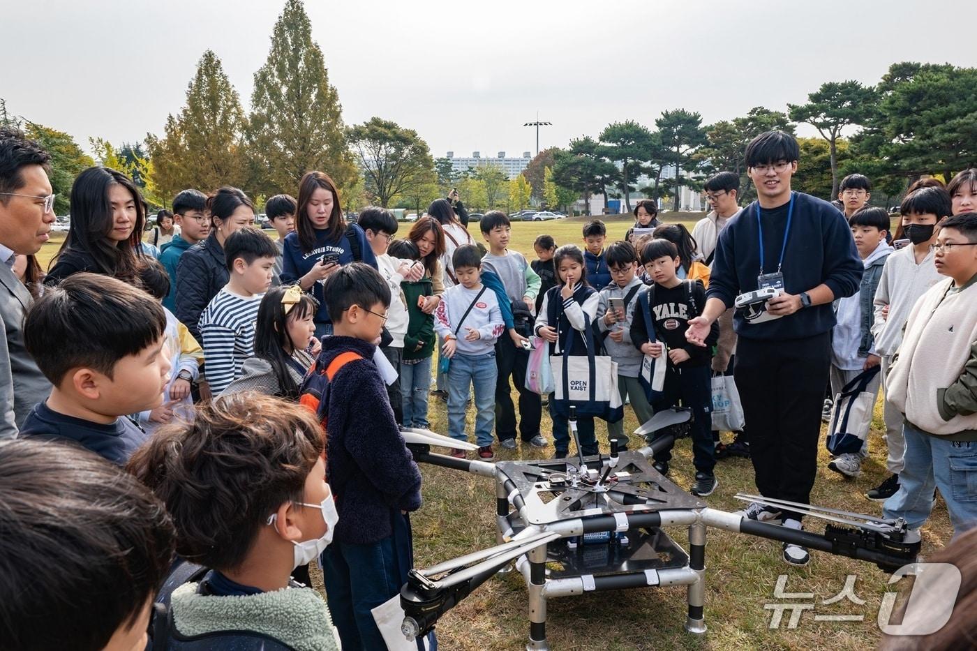 &#39;2025 오픈 KAIST&#39;에서 진행된 AI 드론프로그램 시연&#40;KAIST 제공&#41; /뉴스1