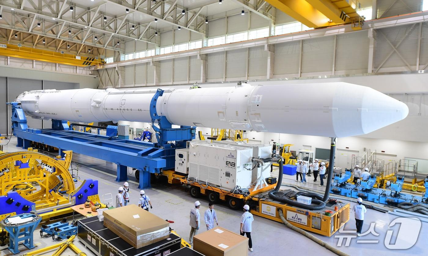 2025년 9월 발사 전 최종 리허설 격인 '추진제 충전·배출 사전시험'(WDR)을 앞두고 누리호가 조립동에서 이송을 대기하는 모습.(한국항공우주연구원 제공. 재판매 및 DB 금지) 2025.11.20/뉴스1