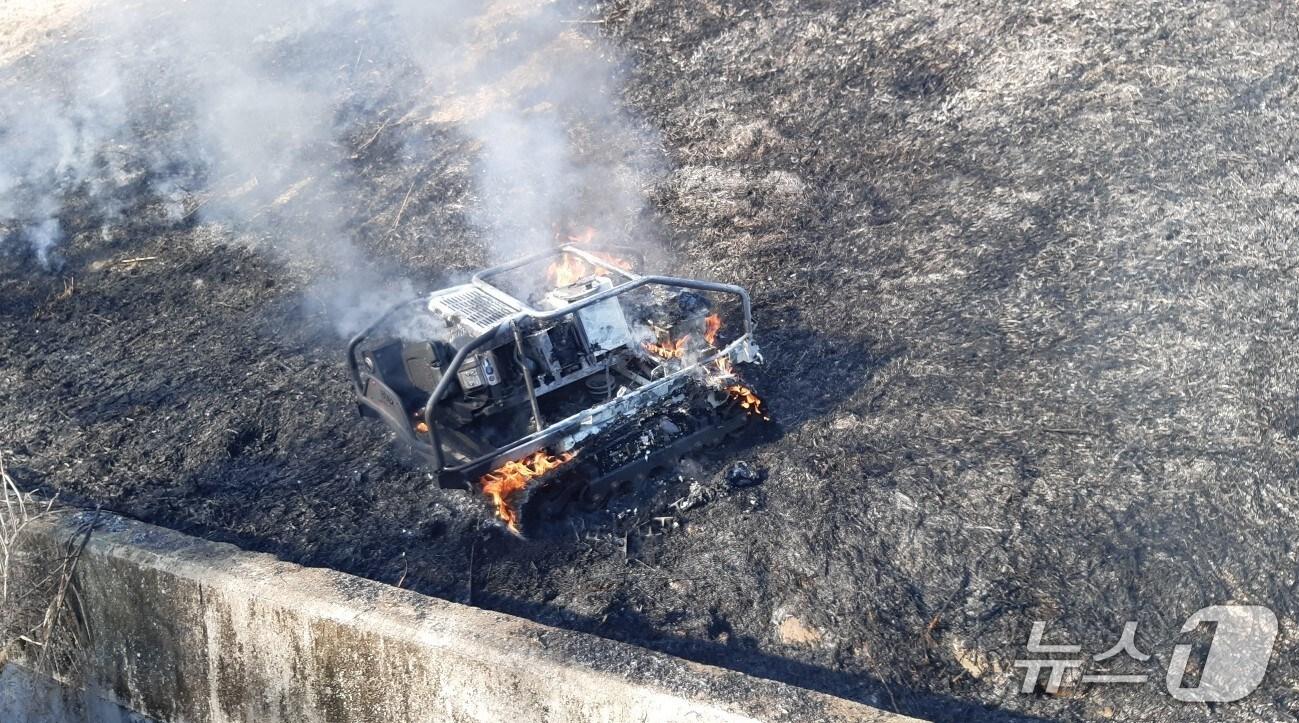 본문 이미지 - 24일 오후 2시35분쯤 경북 영천시 화산면 삼부리의 한 저수지에서 제방 제초 작업을 하던 무인 제초기에서 불이났다. (경북소방본부 제공. 재판매 및 DB 금지)2025.11.25/뉴스1