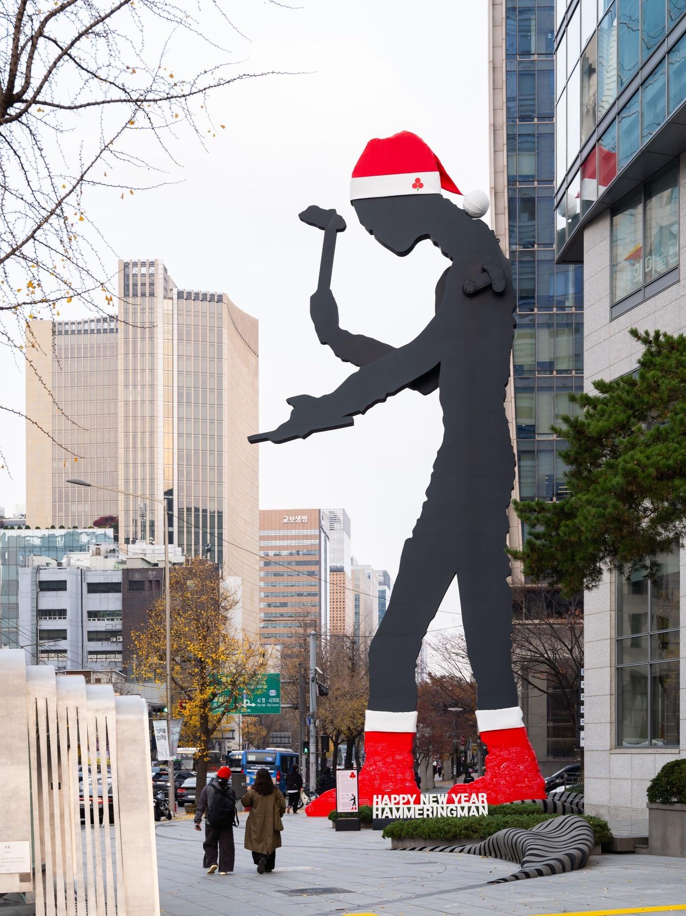 본문 이미지 - 산타 복장으로 갈아입은 &#39;2025 해피뉴이어 해머링맨&#39;.&#40;세화미술관 제공&#41;