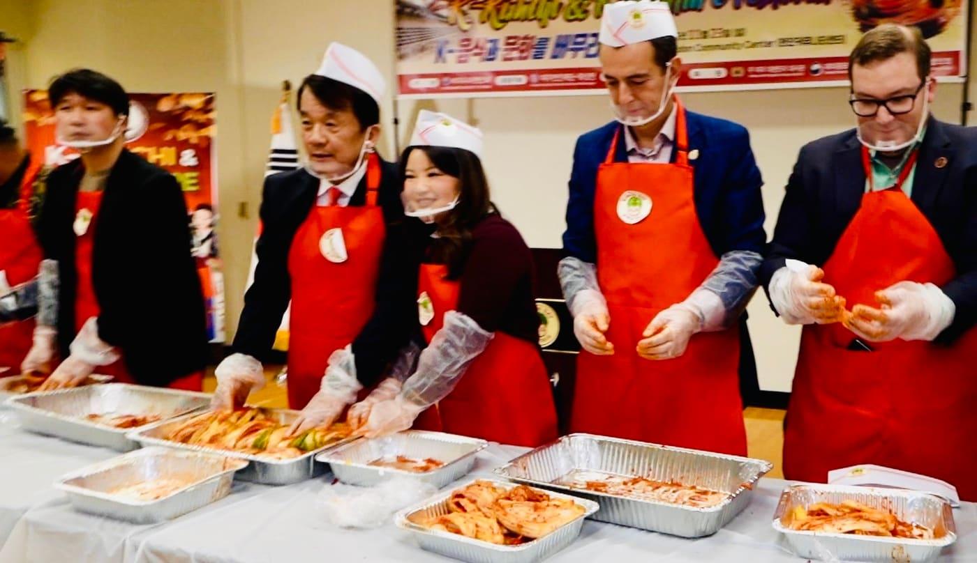  CJ제일제당이 제품 후원에 참여한 미국 ‘버지니아 김치의 날’ 행사에 한인회 관계자와 아이린 신 버지니아 하원의원을 비롯한 주 정치인들이 김치를 담근 후 기념촬영을 하고 있다.(CJ제일제당 제공)