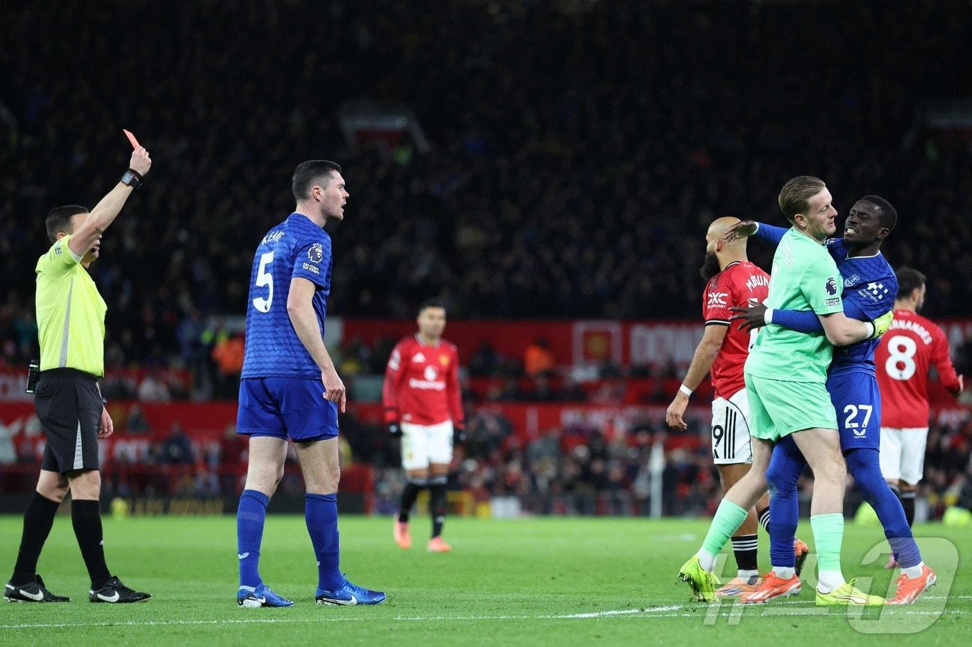 에버턴 이드리사 게예(오른쪽)가 25일(한국시간) 열린 2025-26 EPL 맨체스터 유나이티드와 원정 경기에서 동료 수비수 마이클 킨(5번)의 뺨을 때렸다가 퇴장당했다. ⓒ AFP=뉴스1