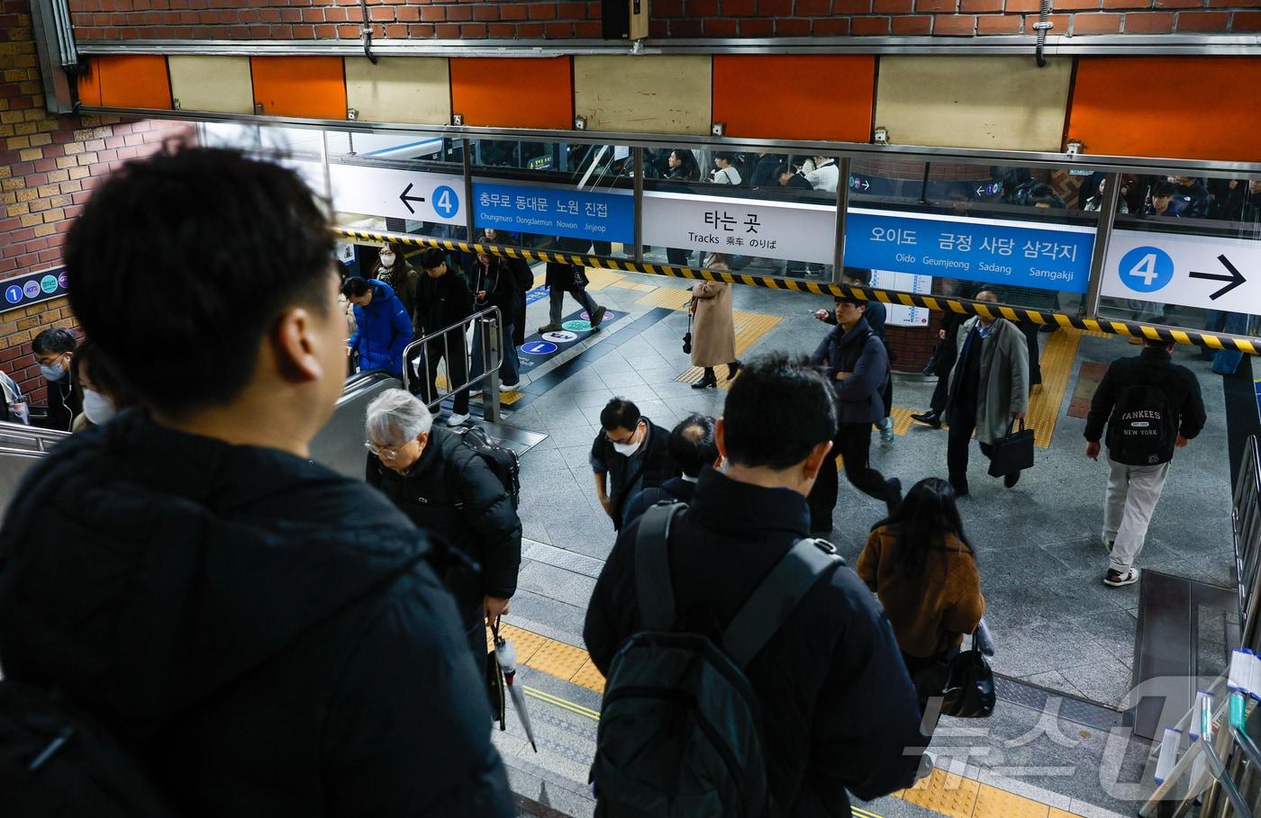 25일 서울역에서 시민들이 4호선 지하철 열차를 타고 있다. 2025.11.25/뉴스1 ⓒ News1 안은나 기자