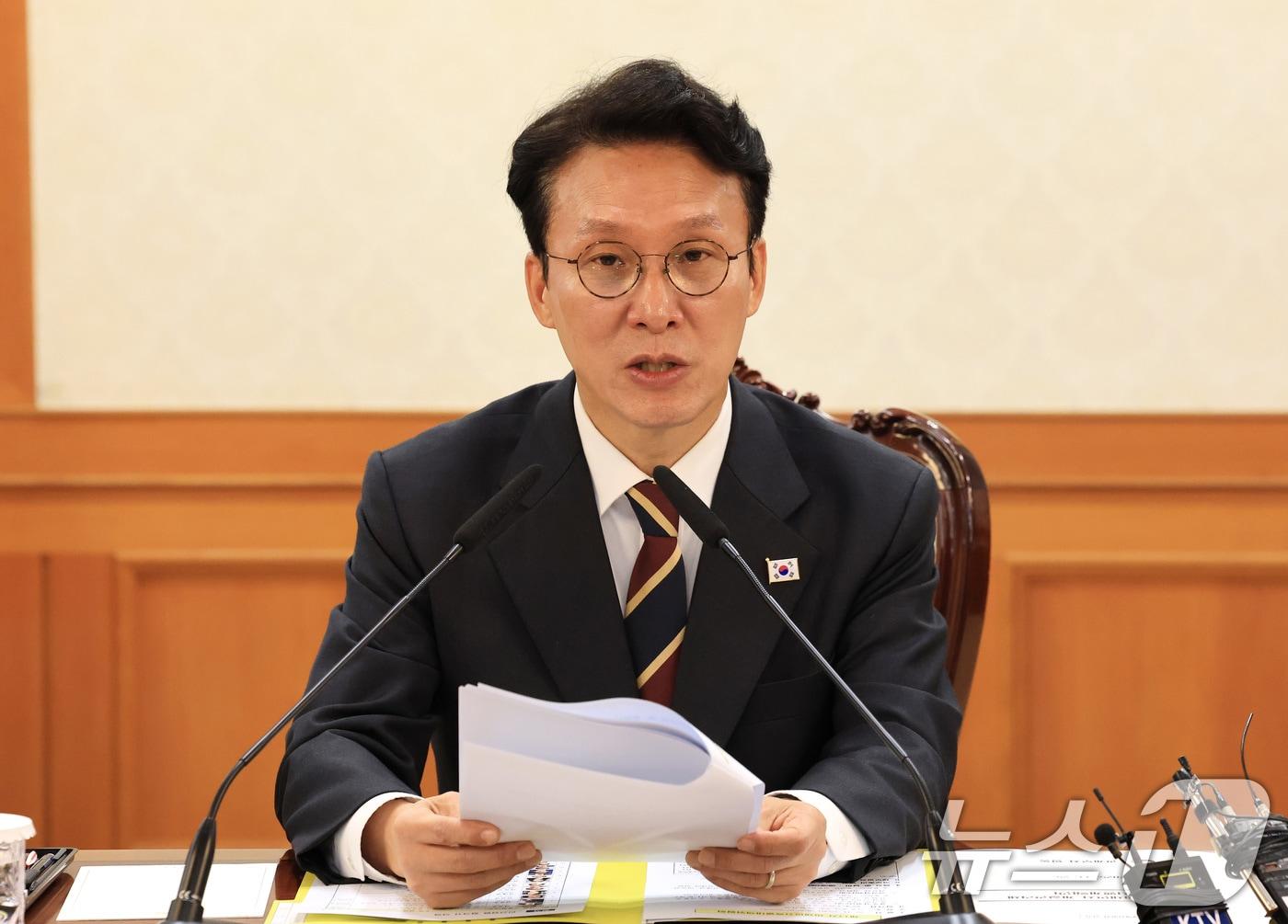 본문 이미지 - 김민석 국무총리가 25일 서울 종로구 정부서울청사에서 열린 제17차 미세먼지특별대책위원회 회의에서 모두발언을 하고 있다. 2025.11.25/뉴스1 ⓒ News1 임세영 기자