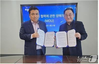 본문 이미지 - 윤상호 모아라이프플러스 총괄대표와 노창석 펩진 대표이사가 세마글루타이드&#40;GLP-1&#41; 계열 바이오시밀러 공동개발 및 글로벌 비만·뷰티 사업 협력 관련 양해각서를 체결한 뒤 기념사진을 촬영하고 있다.&#40;모아라이프플러스 제공&#41;