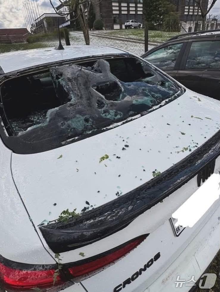 23일(현지시간) 브라질 이레싱에서 대형 우박을 맞고 파손된 차량 (출처=Noticiero El salvador 엑스(X) 계정)