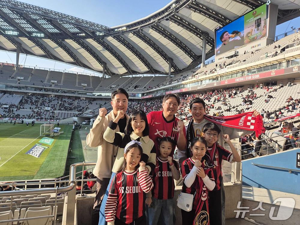본문 이미지 - 휴롬 임직원이 FC서울 홈경기를 관람한 뒤 사진을 찍고 있다. &#40;휴롬 제공&#41;