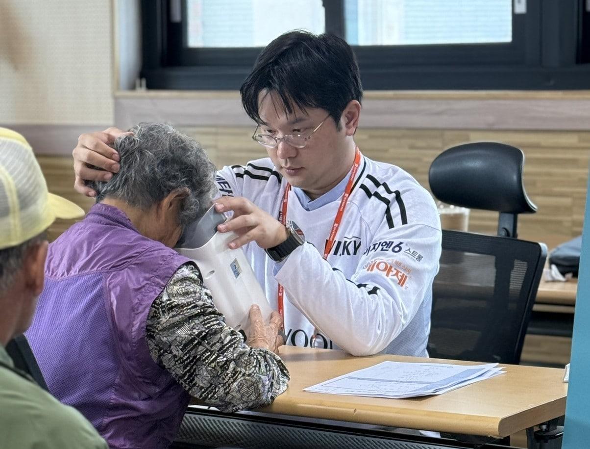본문 이미지 - 홍천군 주민이 &#39;위스키&#39;와 &#39;옵티나&#39;를 통해 안저검진을 받고 있다.&#40;대웅제약 제공&#41;/뉴스1