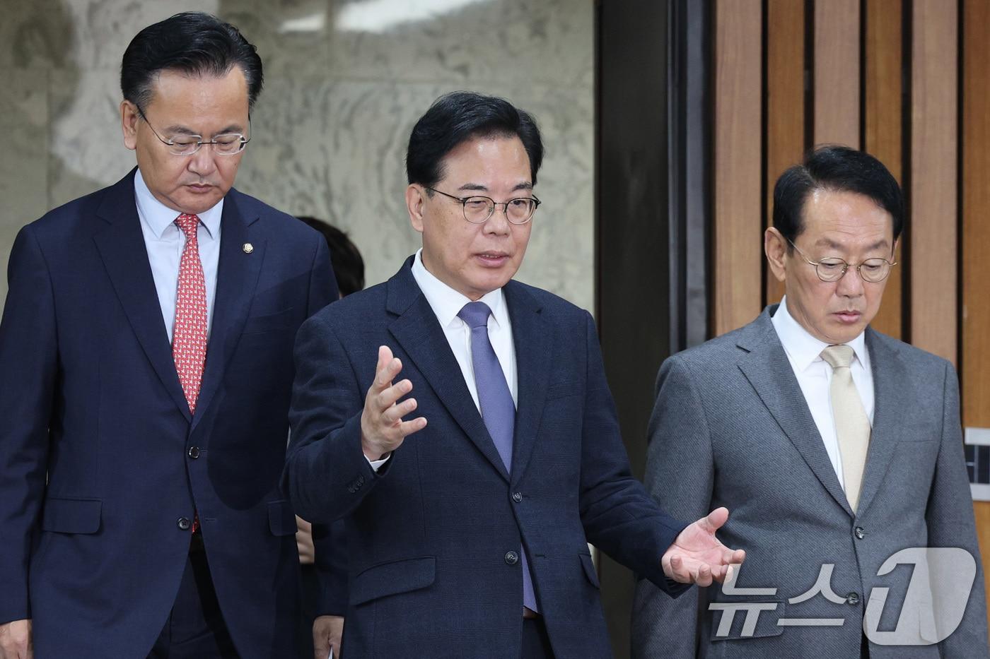 송언석 국민의힘 원내대표가 25일 서울 여의도 국회에서 열린 원내대책회의에 참석하고 있다. 2025.11.25/뉴스1 ⓒ News1 신웅수 기자