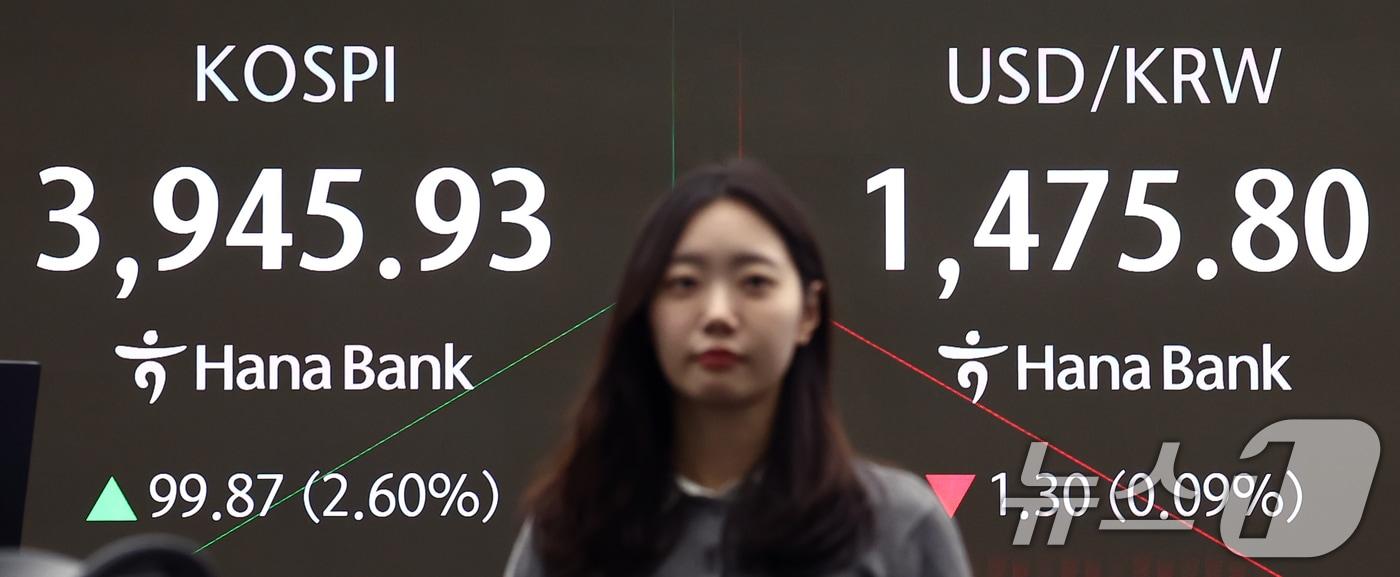 코스피가 상승 출발해 3940선을 회복한 25일 오전 서울 중구 하나은행 본점 딜링룸에서 코스피 관련 속보가 나오고 있다. 2025.11.25/뉴스1 ⓒ News1 김민지 기자