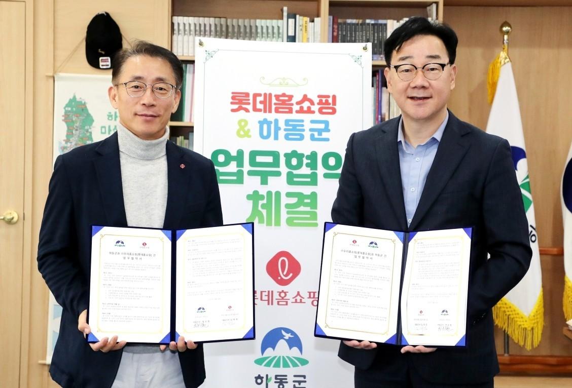 본문 이미지 - 왼쪽부터 김재경 롯데홈쇼핑 대표, 하승철 하동군 군수. (롯데홈쇼핑 제공)