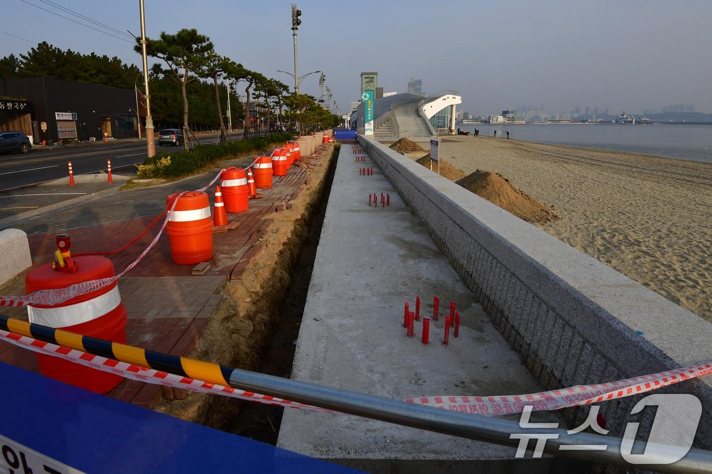 경북 포항시 송도해수욕장 바다시청 인근에서 그늘막 설치 공사가 한창이다.2025.11.25/뉴스1 ⓒ News1 최창호 기자