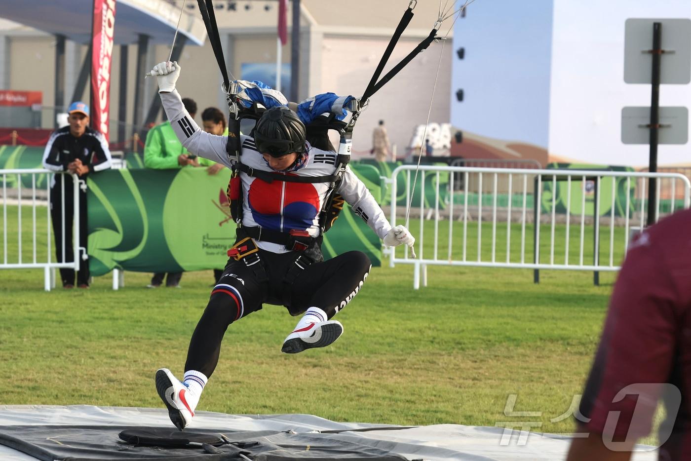 육군은 특수전사령부 여군·남군 고공강하팀이 지난 13일부터 23일까지&#40;현지시간&#41; 카타르 도하 쇼크핫 기지에서 개최된 ‘제47회 국제군인체육연맹 고공강하대회’에서 각각 종합 1위와 7위의 성적을 거뒀다고 25일 밝혔다. 사진은 지난 14일&#40;현지시간&#41; 정밀강하 종목에서 특전사 소속 여군 대표팀 선수가 카타르 도하 쇼크핫 기지 내 정밀패드에 착지 중인 모습. &#40;육군 제공. 재판매 및 DB 금지&#41; ⓒ News1 노선민