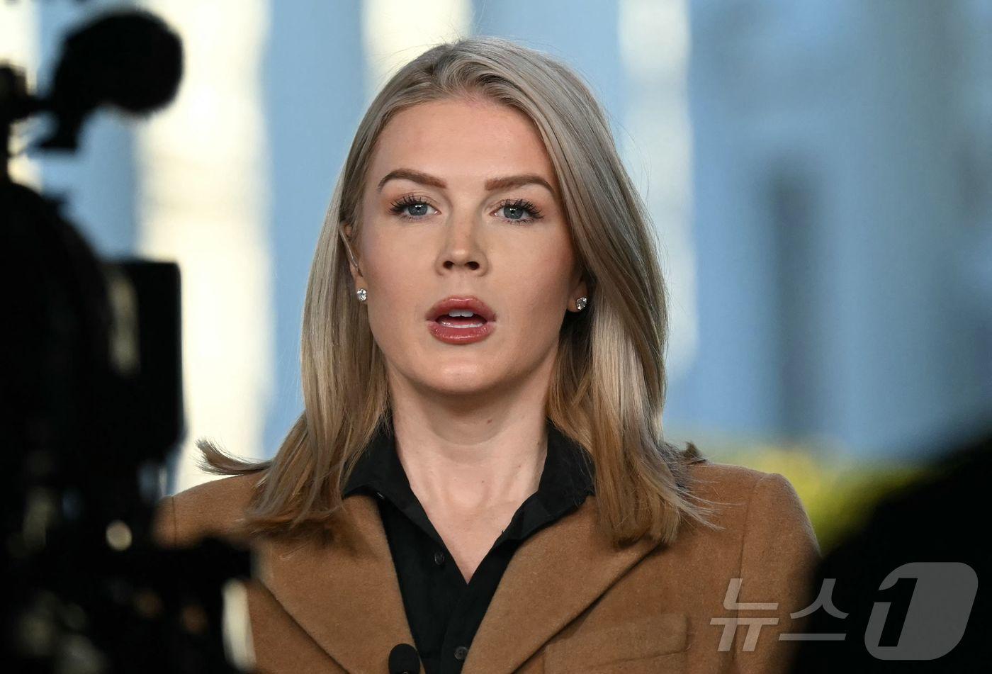 캐롤라인 레빗 백악관 대변인이 24일(현지시간) 워싱턴DC 백악관에서 폭스뉴스와 인터뷰하고 있다. 2025.11.24. ⓒ AFP=뉴스1 ⓒ News1 류정민 특파원