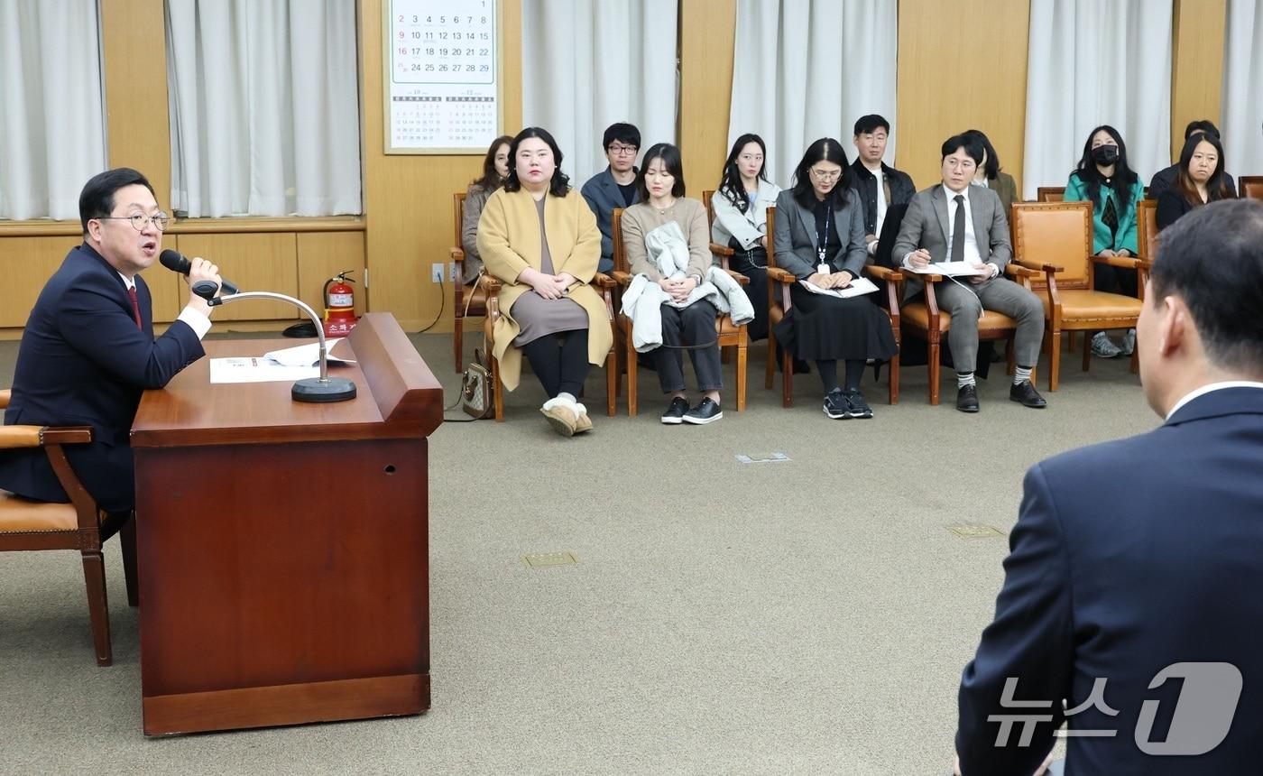이장우 대전시장이 24일 오후 백운초 통학로에 대한 지원을 약속했다. &#40;시 제공&#41; / 뉴스1