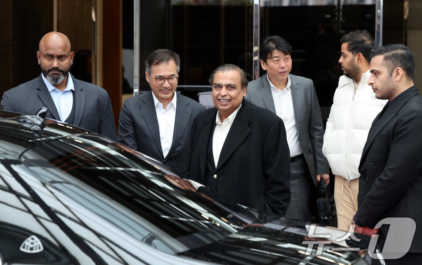 아시아 최대 부호 무케시 암바니 인도 릴라이언스 그룹 회장이 25일 서울 강서구 서울김포비즈니스항공센터를 통해 입국하고 있다. 2025.11.25/뉴스1 ⓒ News1 이호윤 기자