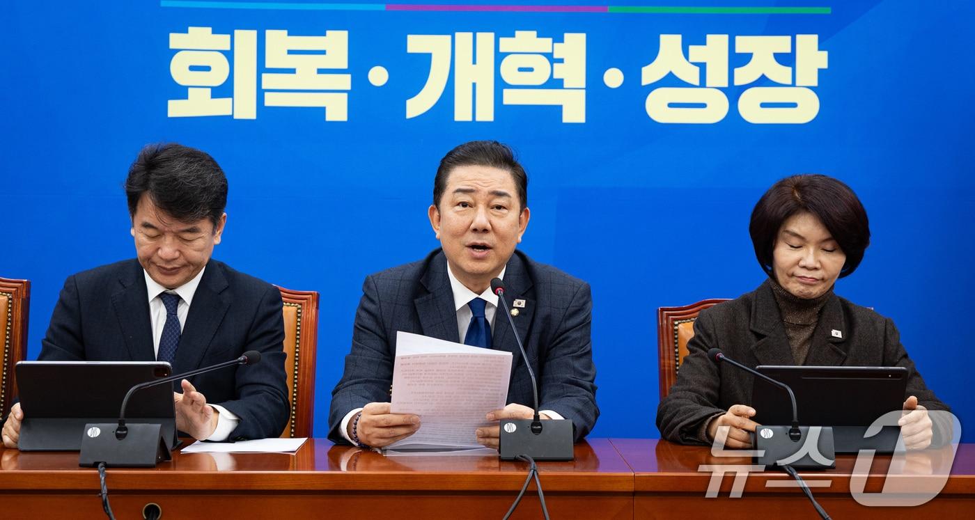 김병기 더불어민주당 원내대표가 25일 서울 여의도 국회에서 열린 원내대책회의에서 모두 발언을 하고 있다. 2025.11.25/뉴스1 ⓒ News1 유승관 기자