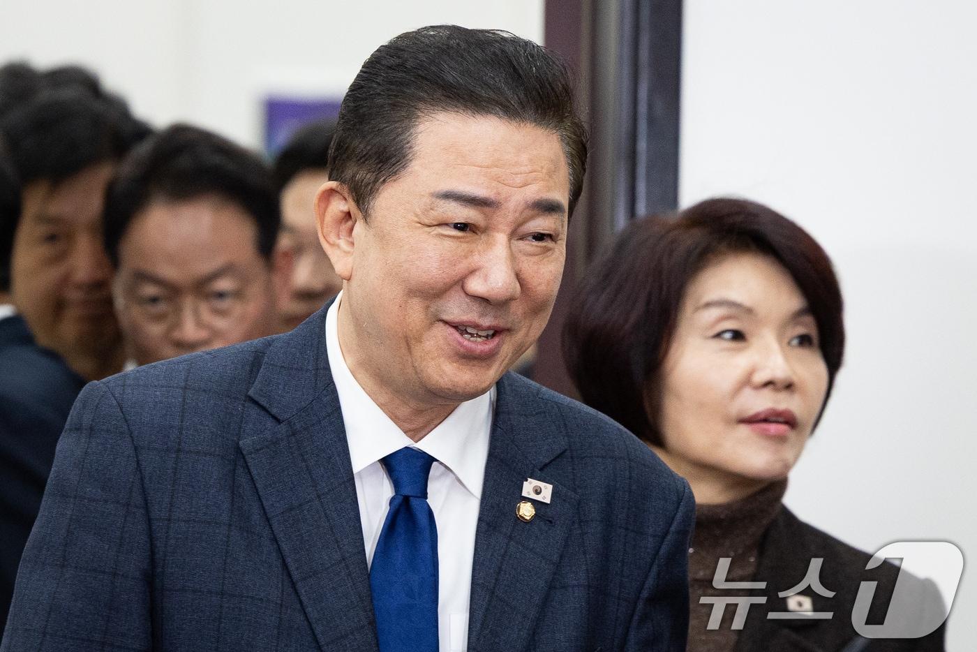 김병기 더불어민주당 원내대표와 한정애 정책위의장을 비롯한 원내지도부가 25일 서울 여의도 국회에서 열린 원내대책회의에 입장하고 있다. 2025.11.25/뉴스1 ⓒ News1 유승관 기자