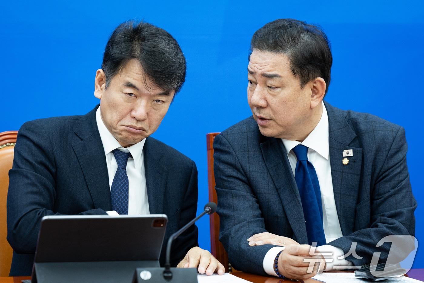 김병기 더불어민주당 원내대표&#40;오른쪽&#41;와 문진석 원내운영수석부대표가 지난 11월 25일 서울 여의도 국회에서 열린 원내대책회의에서 대화하고 있다. 2025.11.25/뉴스1 ⓒ News1 유승관 기자