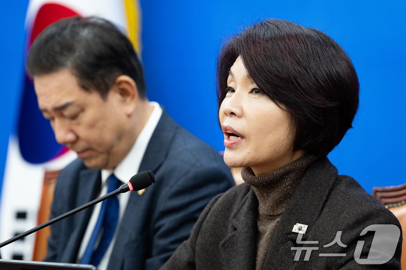 한정애 더불어민주당 정책위의장이 25일 서울 여의도 국회에서 열린 원내대책회의에서 모두 발언을 하고 있다. 2025.11.25/뉴스1 ⓒ News1 유승관 기자