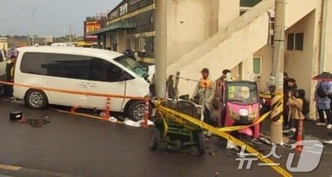 본문 이미지 - 국립과학수사연구원 제주분원이 25일 제주경찰의 의뢰로 제주시 우도 천진항 인근에서 발생한 승합차 돌진사고 차량감식을 실시하고 있다. 지난 24일 발생한 이 사고로 현재 3명이 숨지고, 10명이 중경상을 입는 인명피해가 발생했다. 2025.11.25.(제주경찰청 제공. 재판매 및 DB 금지)/뉴스1 2025.11.25/뉴스1 ⓒ News1 강승남 기자