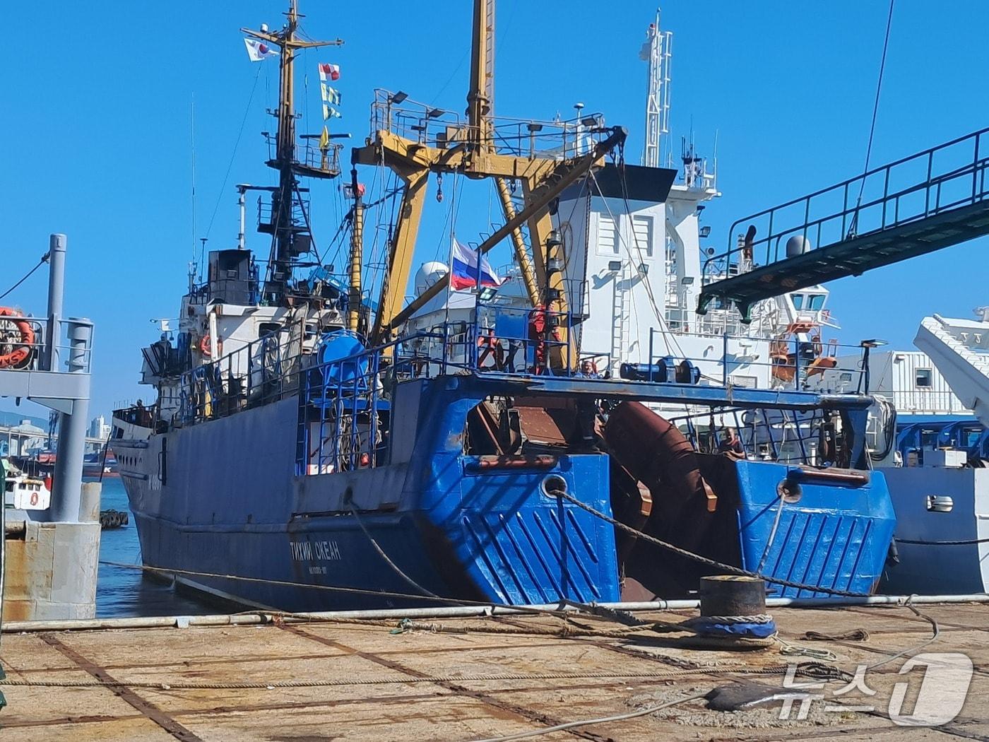 본문 이미지 - 부산 남외항 묘박지에 정박 중인 813톤짜리 러시아 국적 원양어선.(부산해경 제공. 재판매 및 DB 금지)