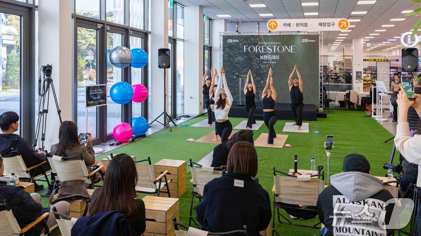 KCC글라스 홈씨씨가 지난 22일 하이엔드 웰니스 바닥재 &#39;포레스톤&#39; 브랜드데이 행사를 진행했다. &#40;KCC글라스 제공. 재판매 및 DB금지&#41;