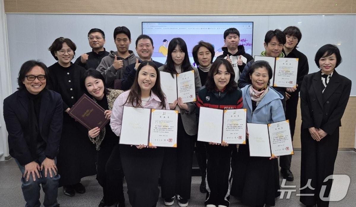 본문 이미지 - 광주시가 진행한 &#39;경기도 평생학습 기회특구 사업&#39; 참가자들이 기념촬영을 하고 있는 모습.&#40;광주시 제공&#41;